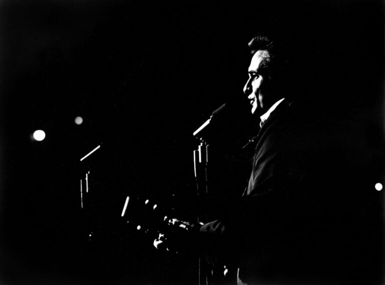 Johnny Cash erfand seinen ganz eigenen Musikstil und das Konzert in San Quentin war ein großer Erfolg.