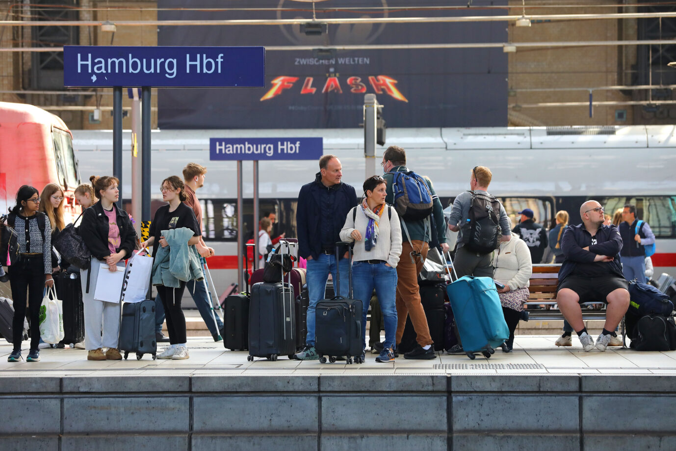 Das Foto zeigt wartende Bahnkunden am Bahnsteig.