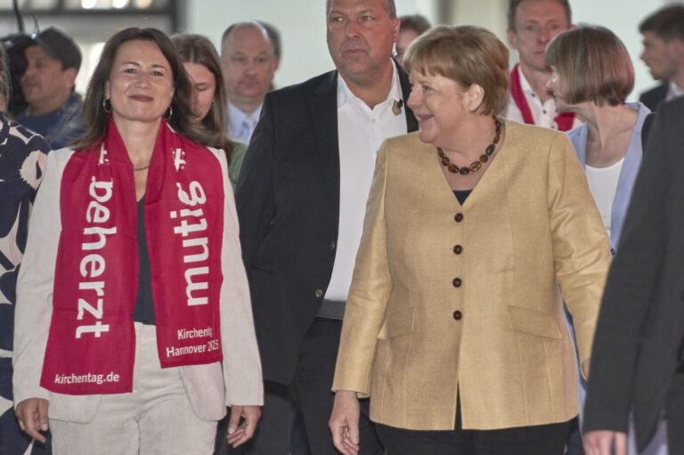 Kirchentagspräsidentin Anja Siegesmund und Altkanzlerin Angela Merkel auf der Veranstaltung in Hannover.